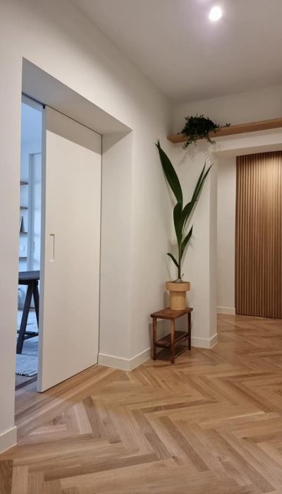 Fabricación y montaje de puertas de paso de roble natural en Badajoz
